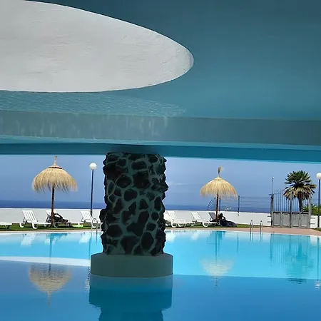 Island Village Heights 아파트 아데제