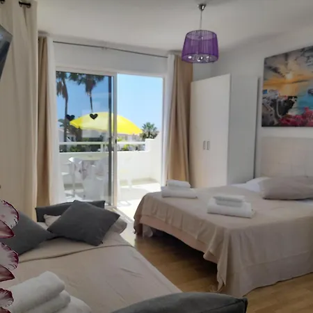 Island Village Heights Апартаменти *