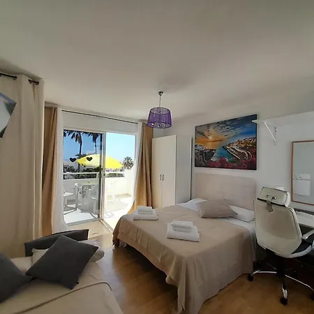 Island Village Heights Апартаменти Адехе