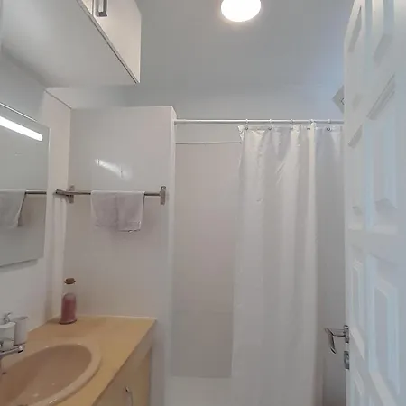 Island Village Heights Апартаменти Адехе