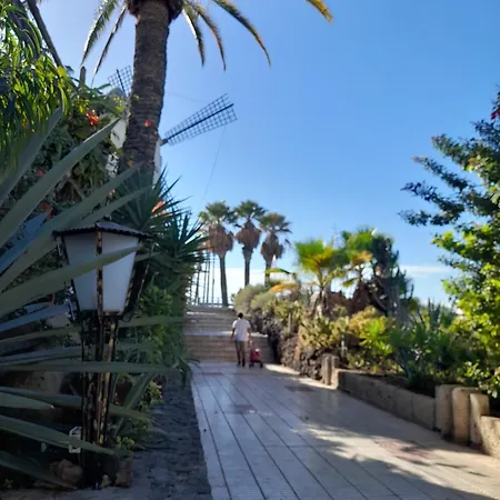 Island Village Heights Апартаменти Адехе