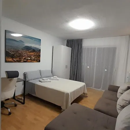 Island Village Heights Апартаменти *